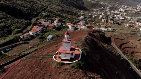 fantastica toma aerea en orbita ya gran velocidad sobre la ermita de la caridad y donde se ve el mar