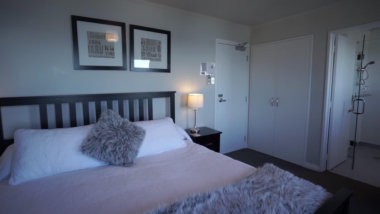 habitación de hotel boutique moderna de lujo con cama doble tamaño queen con lámparas, vista al mar