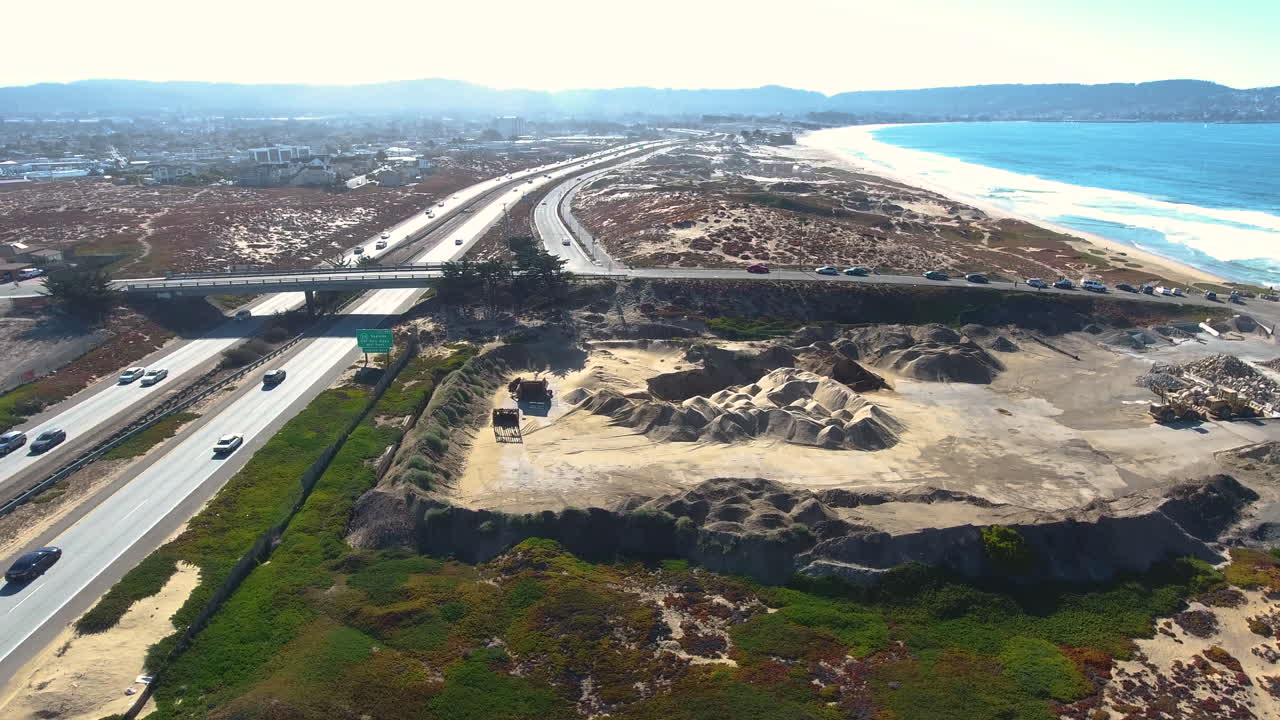 vista aérea de drones de la ciudad de arena monterey california en la autopista 1 y el océano filmada en 4k de alta resolución