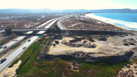 Vista-Aérea-De-Drones-De-La-Ciudad-De-Arena-Monterey-California-En-La-Autopista-1-Y-El-Océano-Filmada-En-4k-De-Alta-Resolución