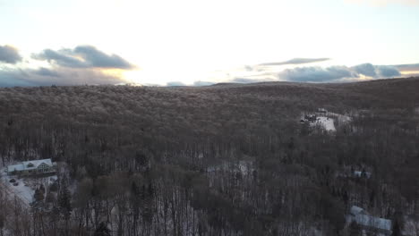 Vista-Aérea-Del-Bosque-De-Invierno-Con-Puesta-De-Sol