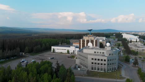 video de drones de 4k de satélites y radomos en el campus de la universidad de alaska fairbanks, ak durante el día de verano-2