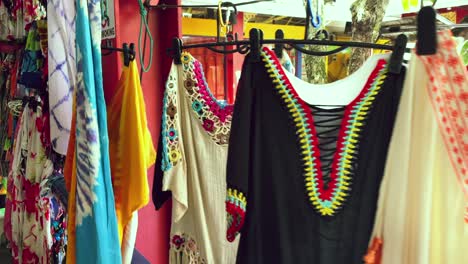 mercado de la ciudad de mahe seychelles de victoria, se pueden ver y comprar recuerdos como ropa