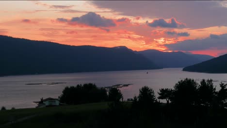 Puesta-De-Sol-De-Lapso-De-Tiempo-Sobre-Un-Lago-De-Montaña