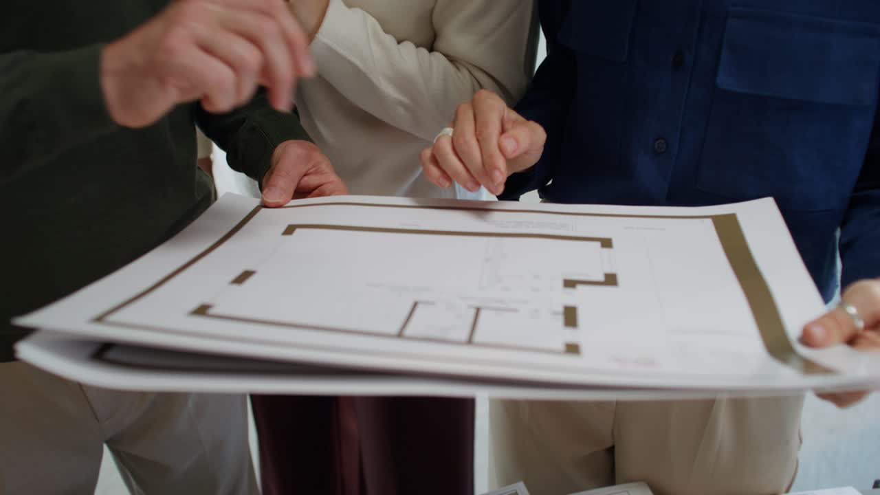 equipo discutiendo planes de la casa