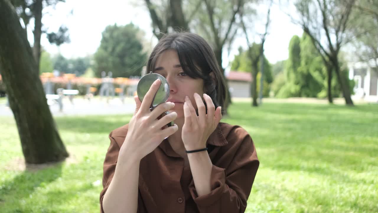 얼굴을 확인하는 소녀