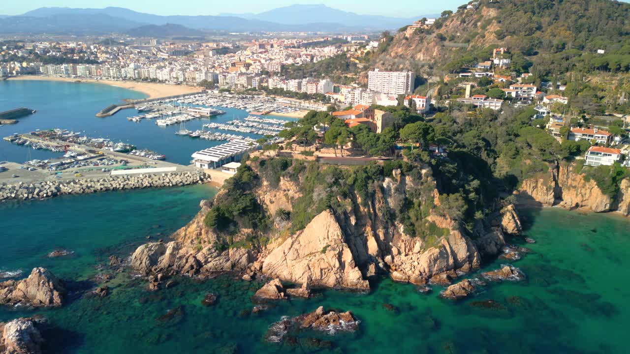 Blanes' betagende luftperspektiv, der viser den ikoniske Sa Palomera-klippe og den livlige havn på Costa Brava