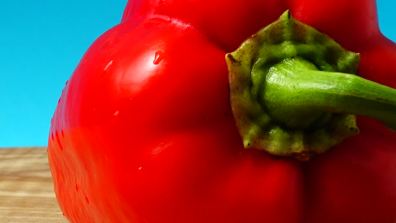 赤パプリカ。動きの中で撮影。
