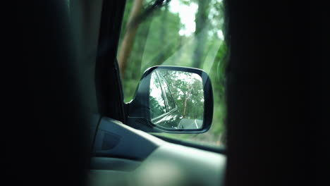 Vista-Del-Espejo-Del-Lado-Derecho-De-Un-Auto-Conduciendo-En-El-Bosque,-Punto-De-Vista,-Cámara-Lenta