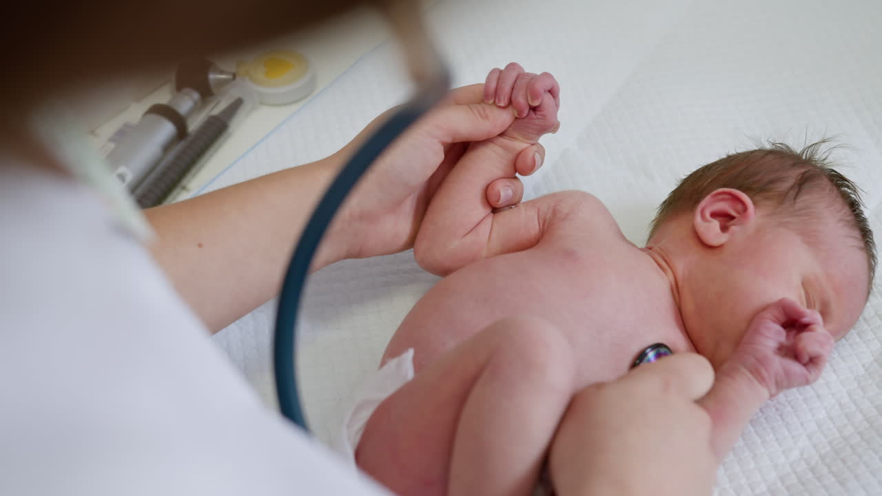 Medico che visita un neonato