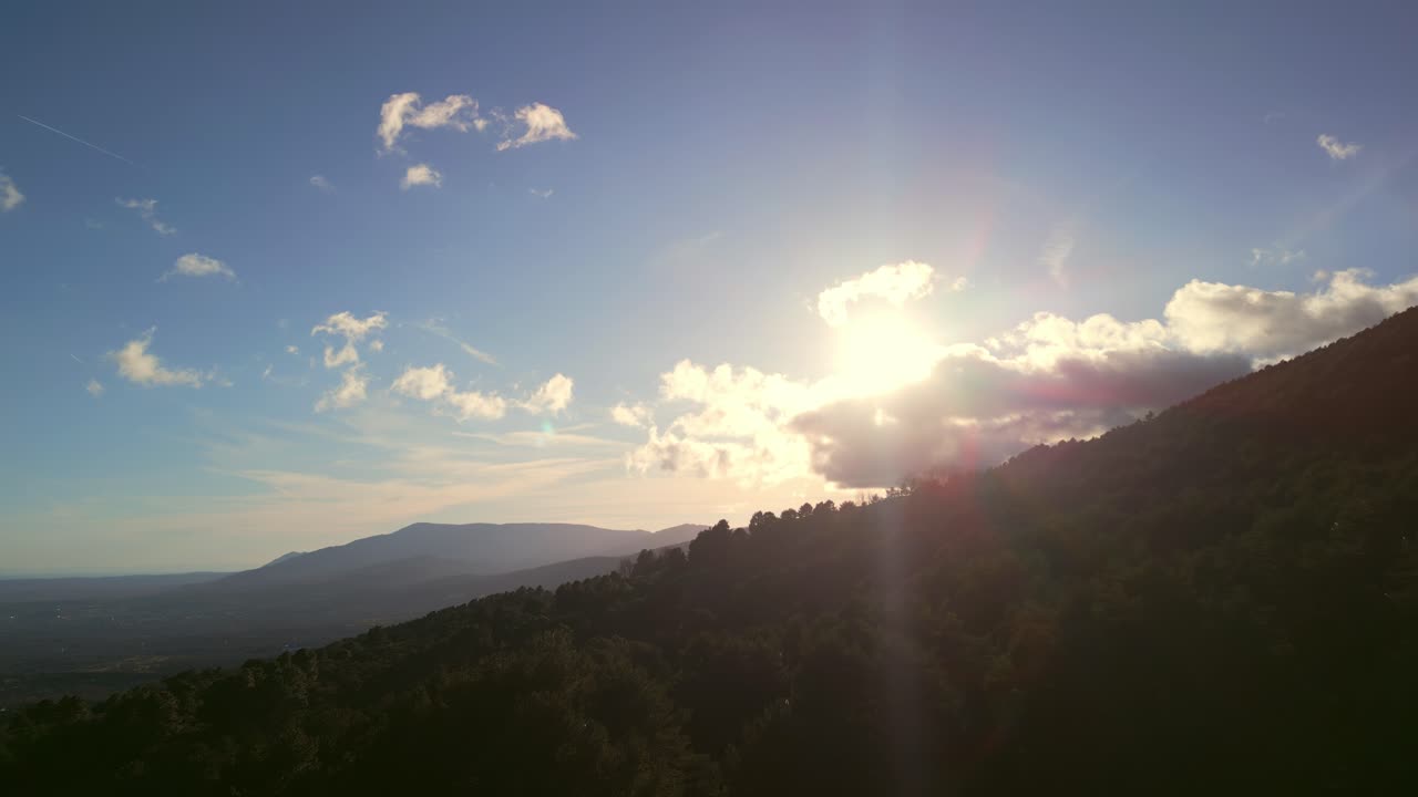 Paesaggio montano scenografico con sole splendente e nuvole