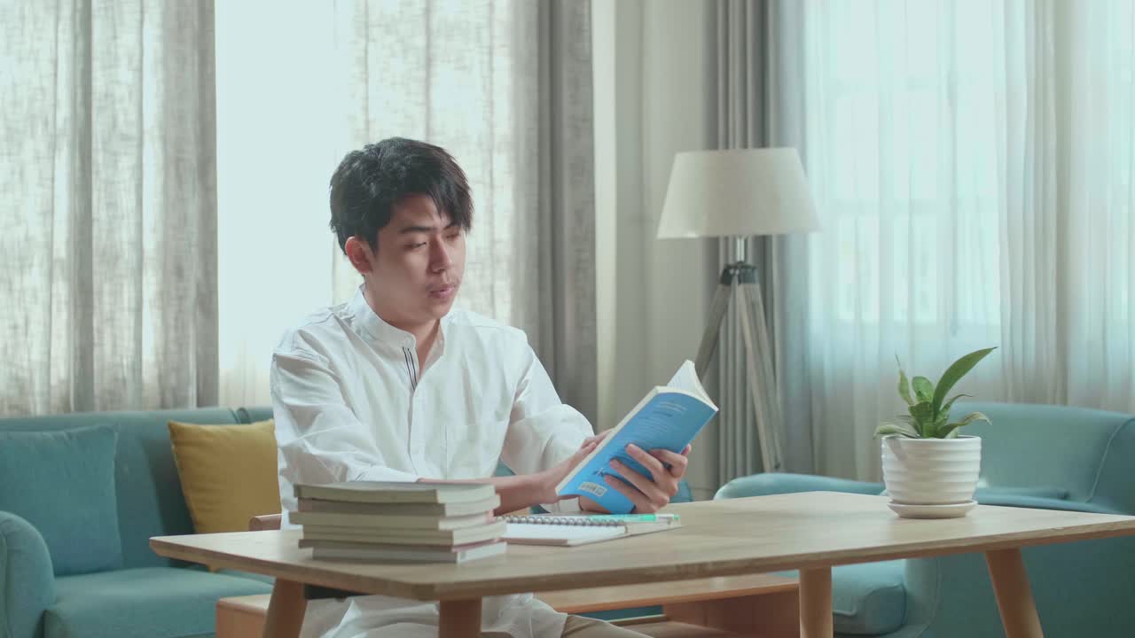 집에서 책을 읽는 남자