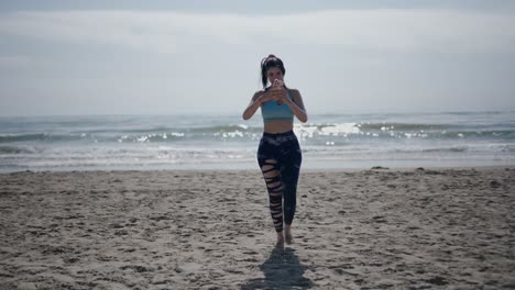 mujer tomando fotos en la playa