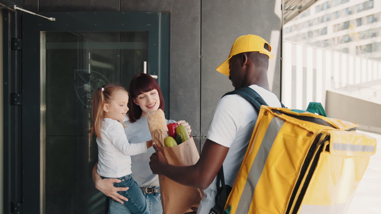 entrega de alimentos al hogar de una familia