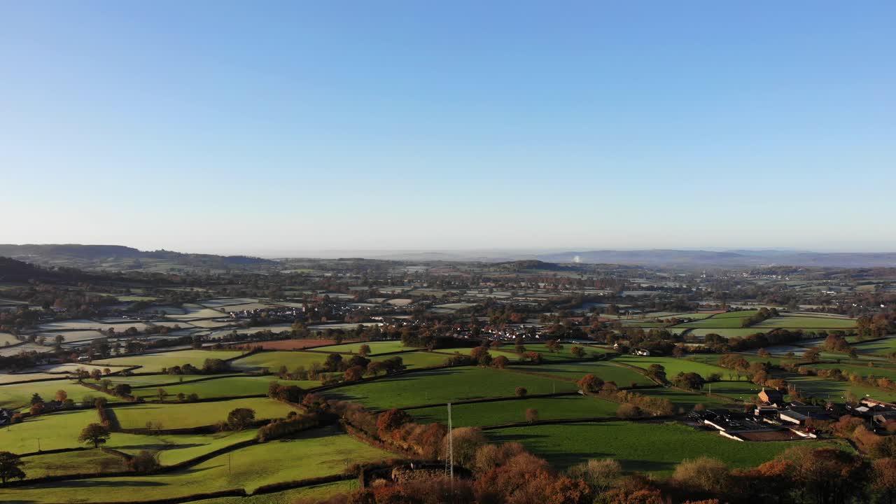 toma aérea de 4k que asciende por encima de las hermosas colinas onduladas de culmstock beacon en las colinas negras de devon, inglaterra