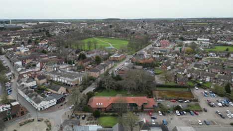haverhill suffolk uk drone ascendente, aéreo, imágenes de 4k
