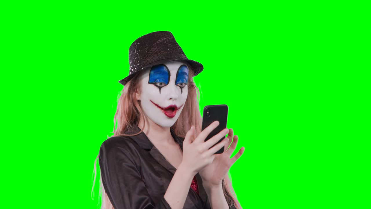 maquillaje de payaso de halloween con teléfono móvil