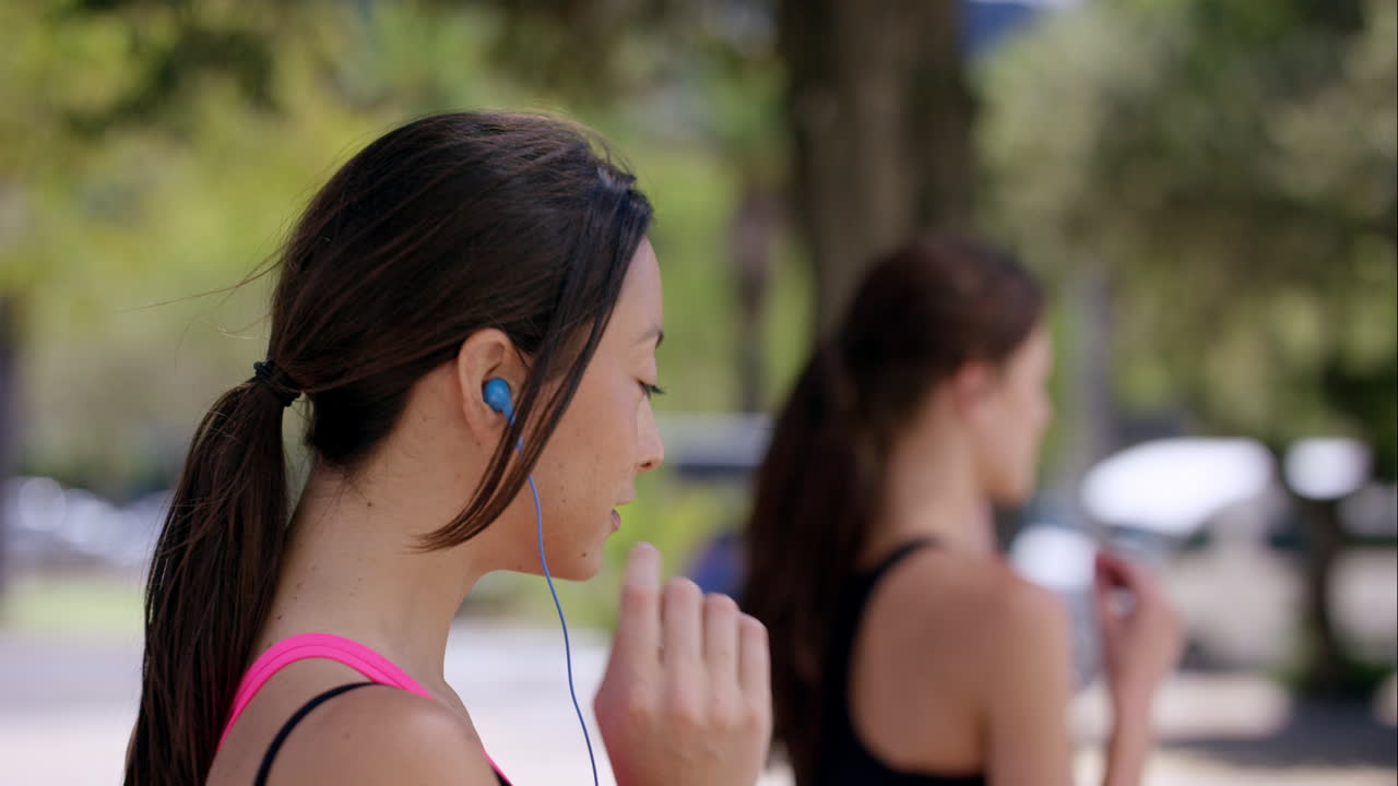 Dos amigas fitness atléticas trotando en la ciudad