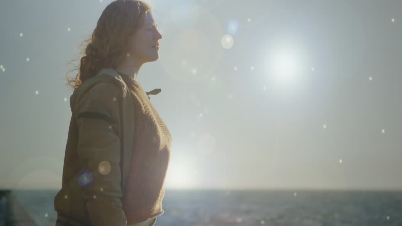 женщина наслаждается океанским бризом.