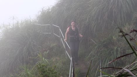 mujer joven camina a través de la nube, en lo alto de las escaleras de haiku
