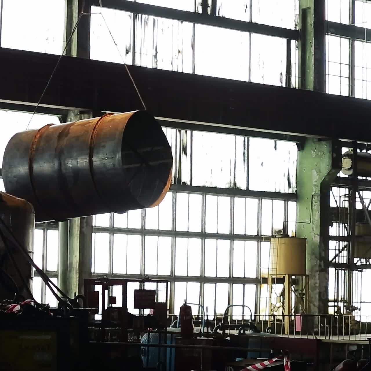 Gru in fabbrica industriale