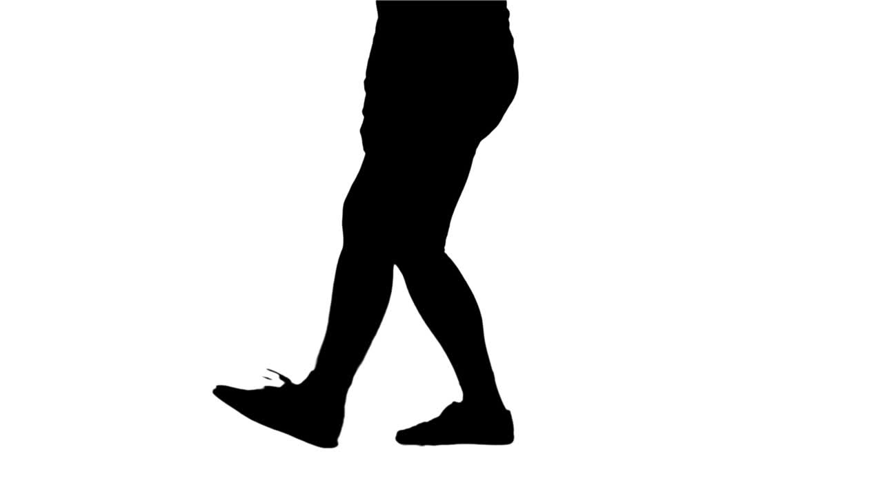 다리를 펴고 있는 여자의 실루