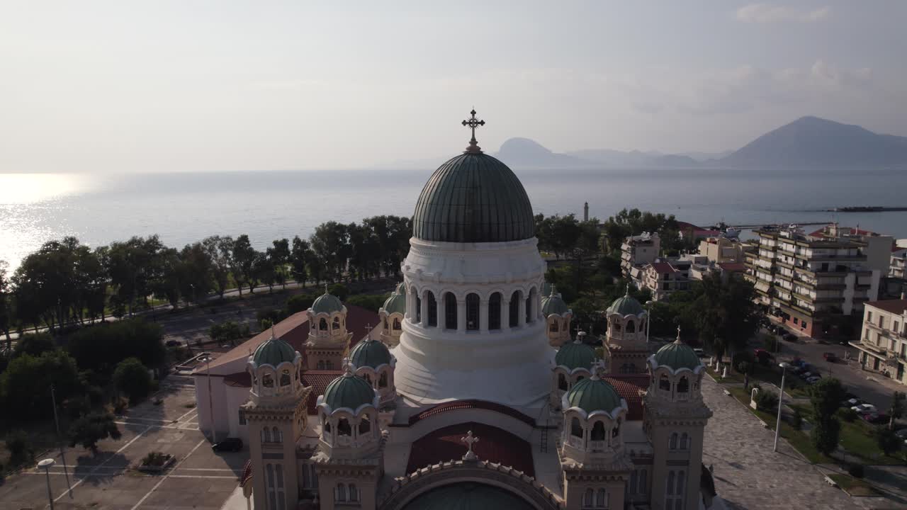 vista aérea inclinada frente a la catedral de san andrés en patras, en la soleada grecia