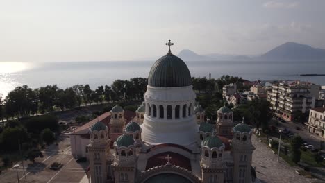 Vista-Aérea-Inclinada-Frente-A-La-Catedral-De-San-Andrés-En-Patras,-En-La-Soleada-Grecia