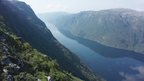 Aufschlussreicher,-Abgelegener,-Unbewohnter-Norwegischer-Fjord-Veafjorden