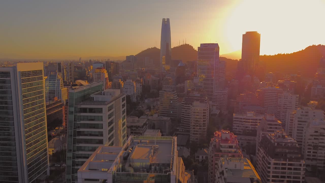 cálido atardecer en el barrio del golf, santiago de chile