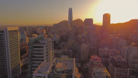 Cálido-Atardecer-En-El-Barrio-Del-Golf,-Santiago-De-Chile