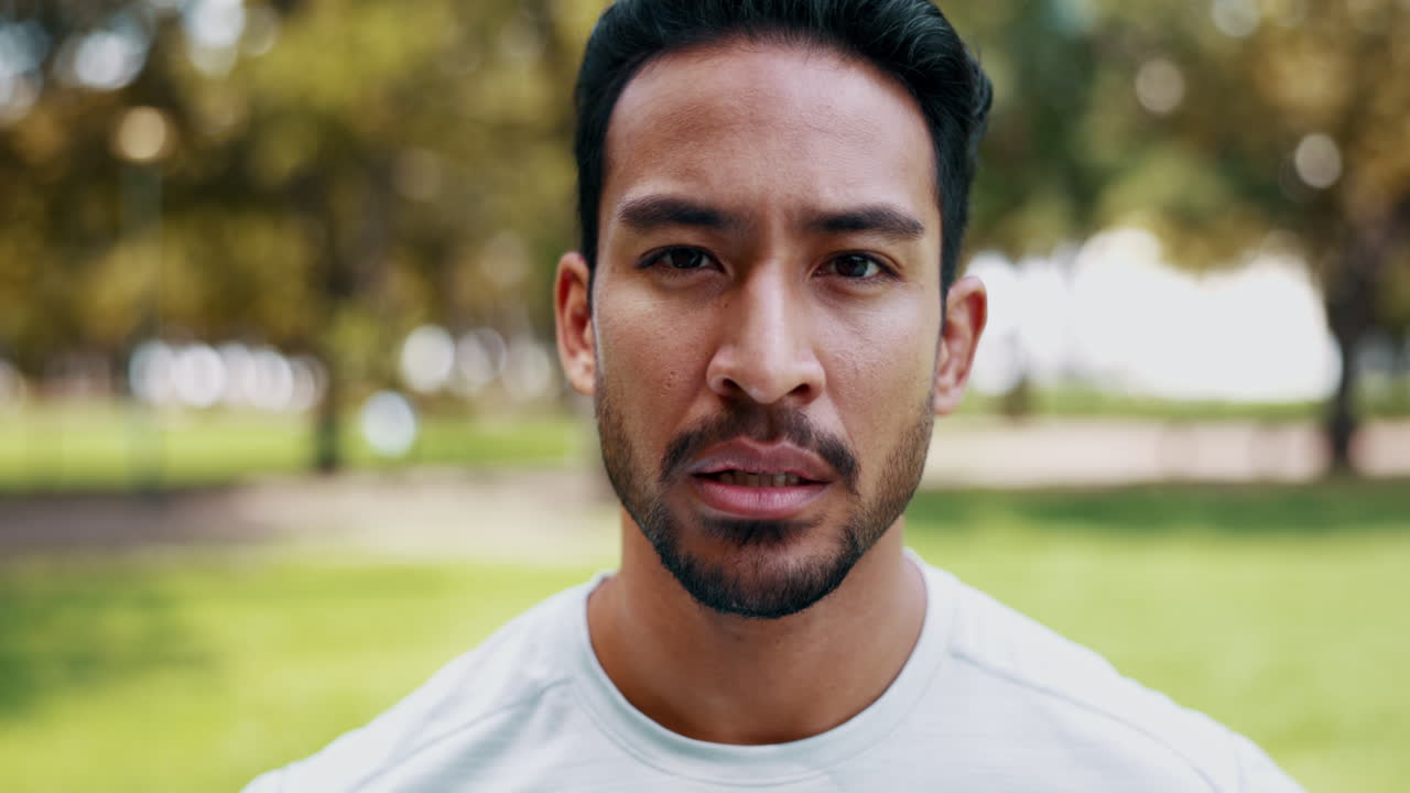 피트니스 공원, 얼굴 또는 심장 운동에서 피곤한 사람