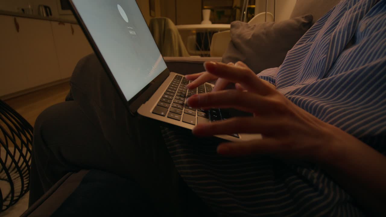 mujer trabajando en la computadora portátil en casa