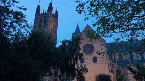 Schöne-Eröffnungsaufnahme-In-Der-Abenddämmerung-Der-Kathedrale-Von-Canterbury-In-Kent-England-1