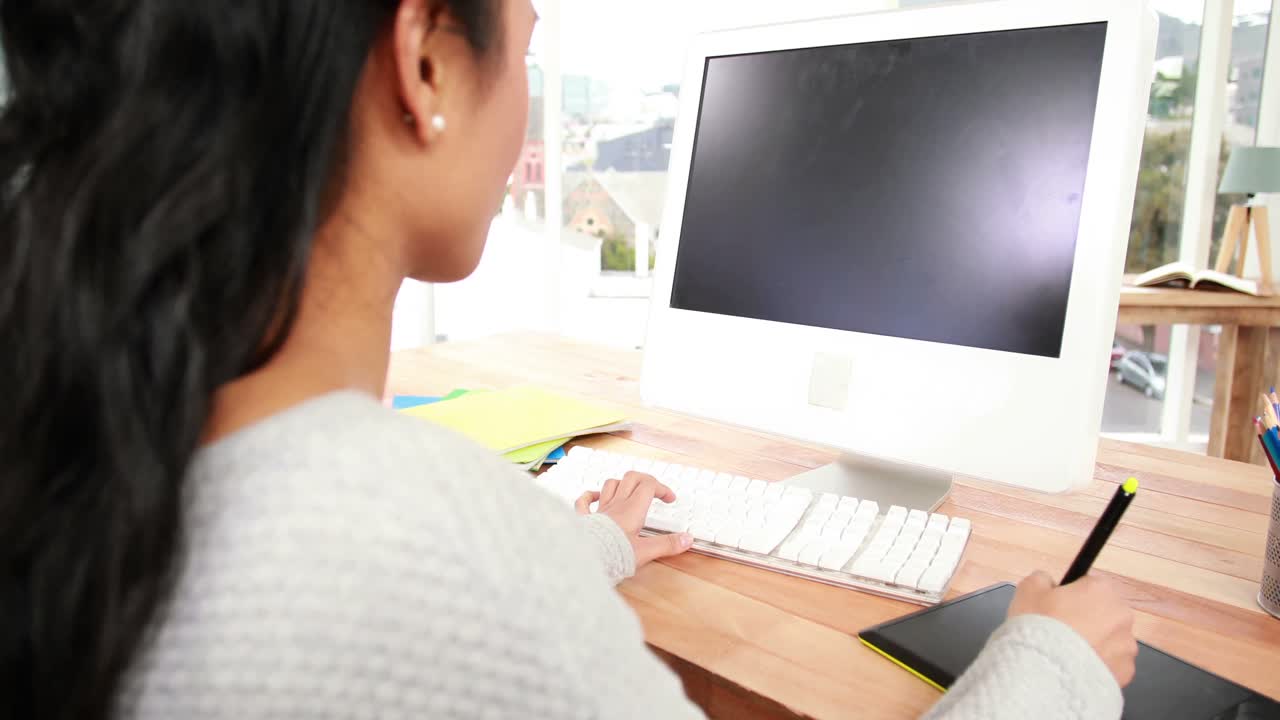 책상 에서 일 하는 캐주얼 아시아 디자이너