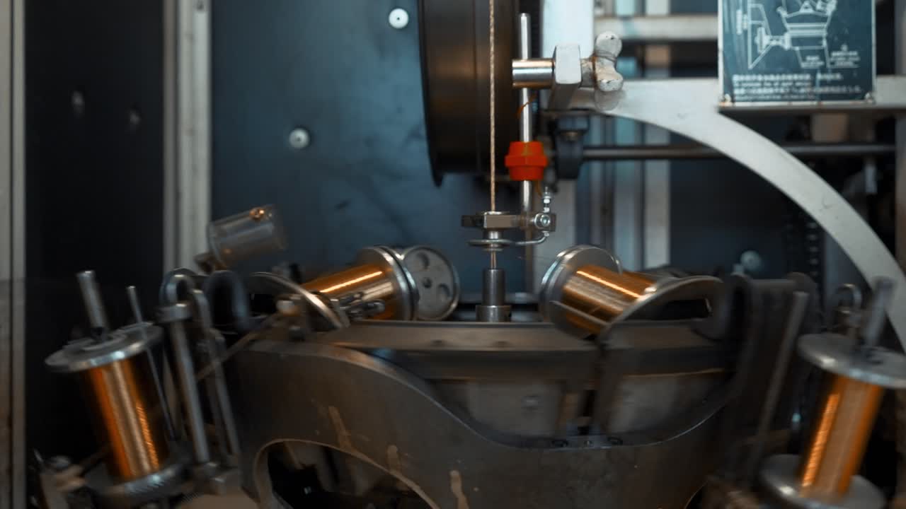 máquina de enrollamiento de alambre en acción