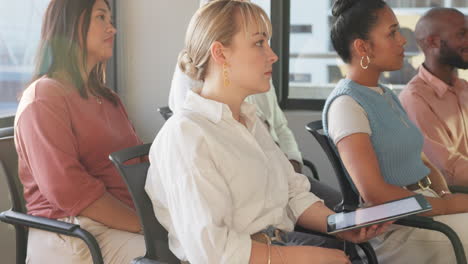 Gähnen,-Müde-Oder-Frauen-In-Der-Büropräsentation