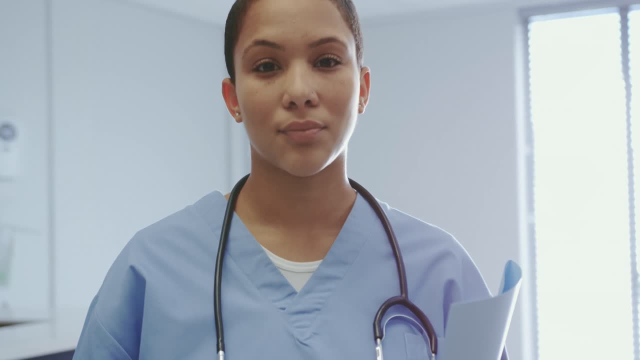 doctora de pie con expediente médico en el hospital 4k