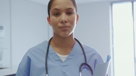 doctora de pie con expediente médico en el hospital 4k