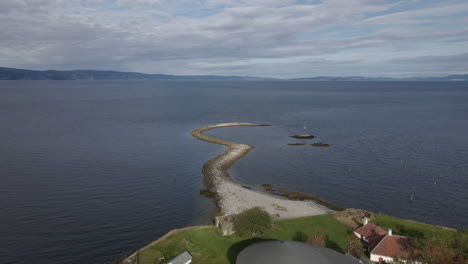 Drone-Sobrevuelo-Histórico-Islote-De-Monjes-Noruegos-En-Trondheim,-Noruega