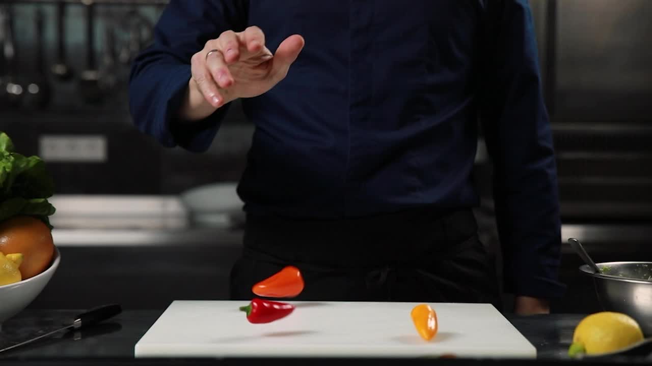 el chef preparando pimientos de colores