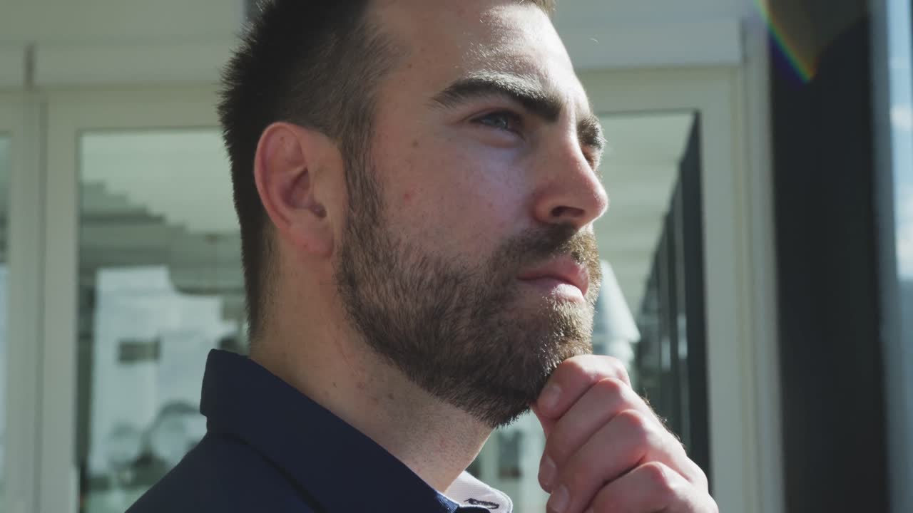 hombre de negocios pensativo mirando por la ventana