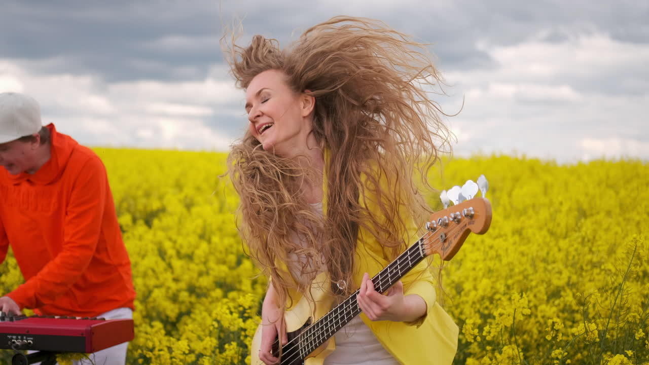 группа играет на