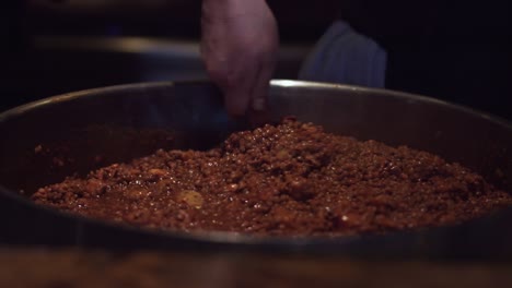 El-Chef-Está-Mezclando-Frijoles-En-La-Enorme-Olla-Del-Restaurante