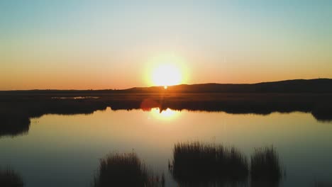 parte superior de la vista de drones de agua con movimiento lateral y captando el momento de la puesta de sol cerca del lago velence, hungría