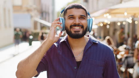 mann hört musik im freien