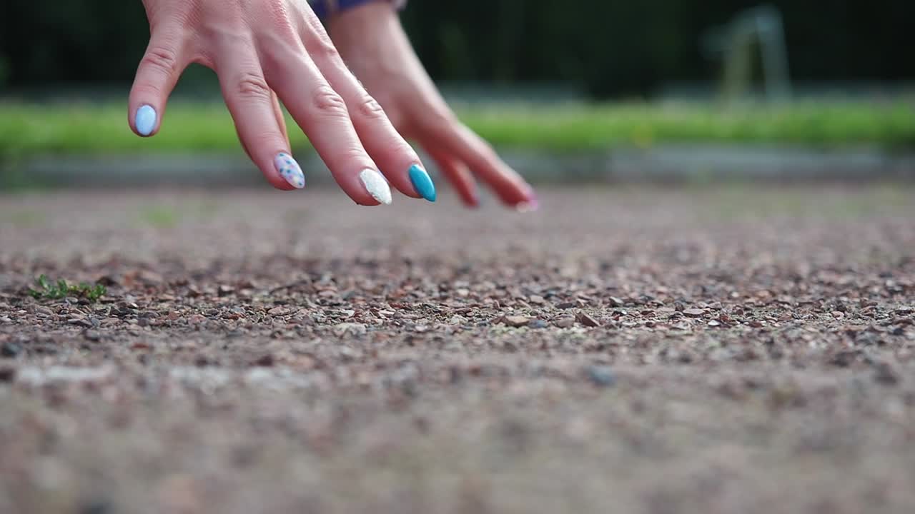 una mujer que corre en el estadio