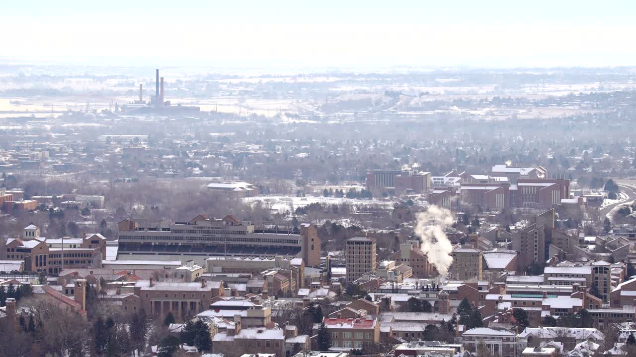 산업 시설에서 발생하는 연기의 조감도