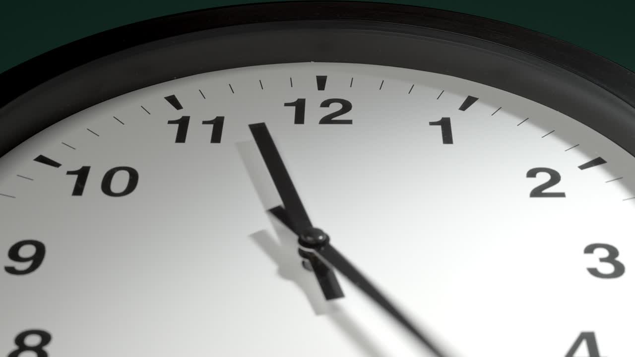 reloj en la pared de color verde oscuro en el lapso de tiempo