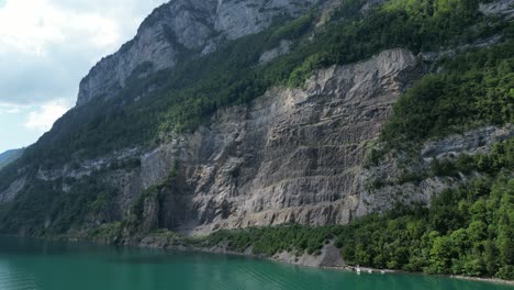 una escena de fantasía de ensueño de los majestuosos alpes rocosos que adornan la costa, suiza